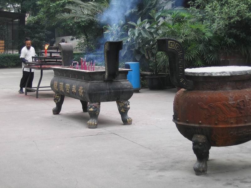 Chengdu - taoista čistí svícen - klášter Qingyang