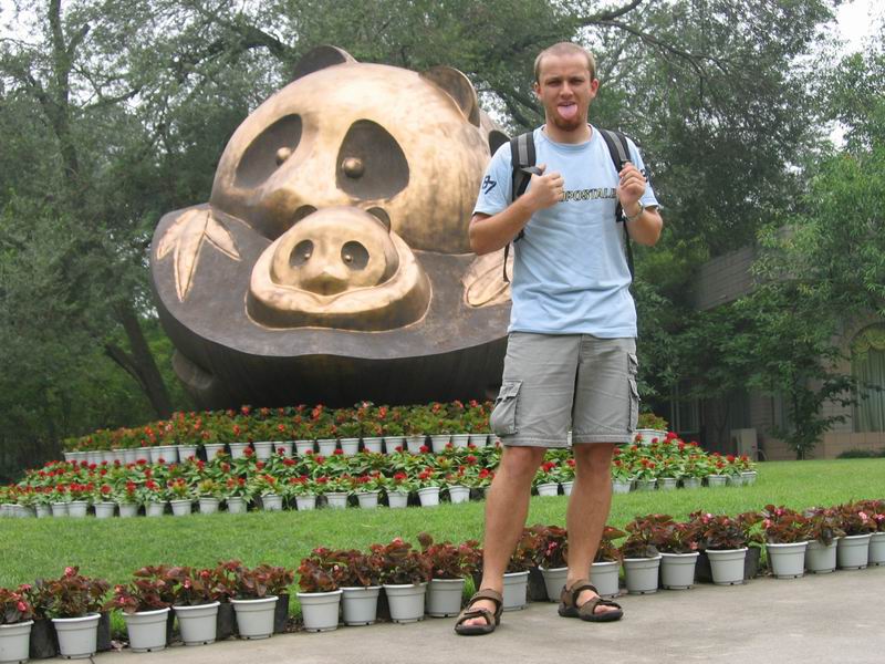 Omračující pandí skulptura a rupek