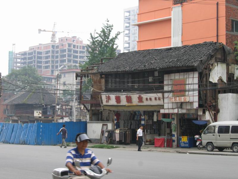 Chengdu - původní dřevěný baráčky rychle ustupujou nový výstavbě