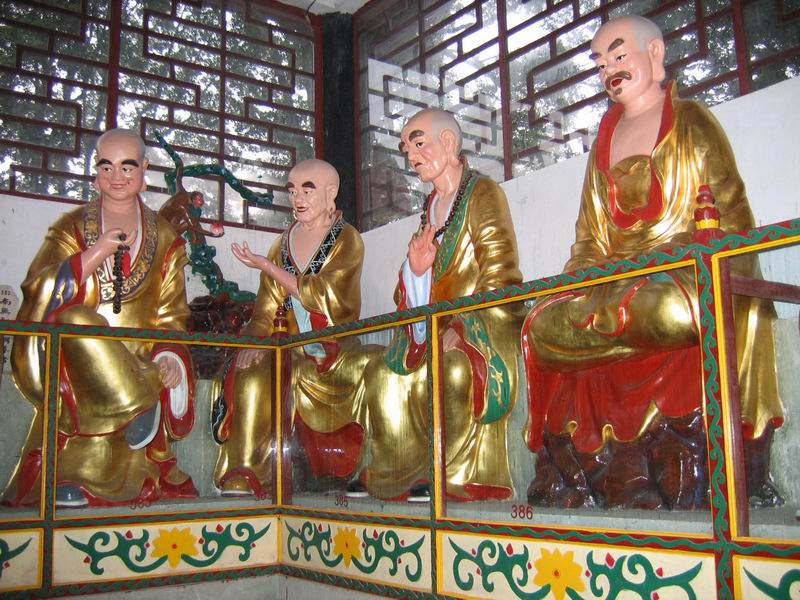 Emei Shan - klášter Fuhu - sochy mnichů