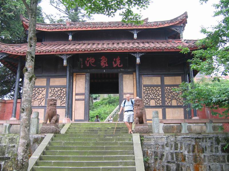 Emei Shan - Xixiangchi Palace - rupek se svou holí