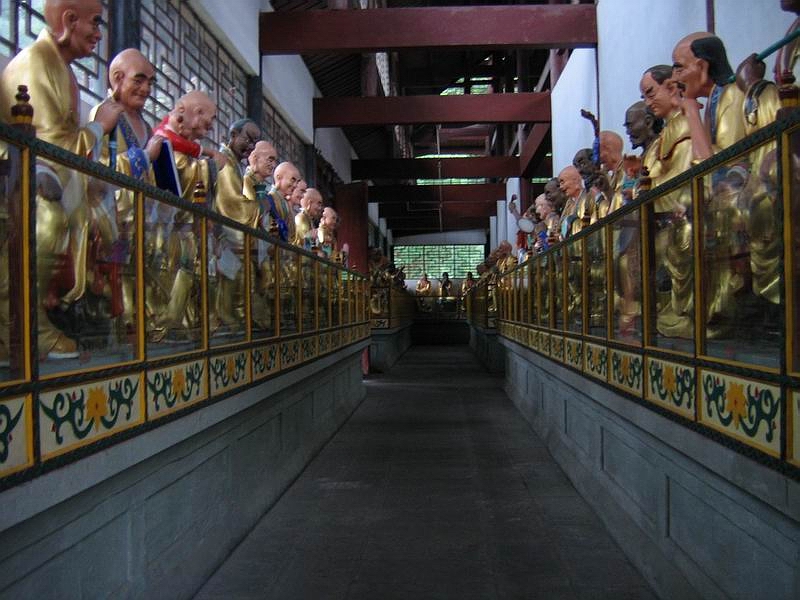 Emei Shan - klášter Fuhu - sochy mnichů