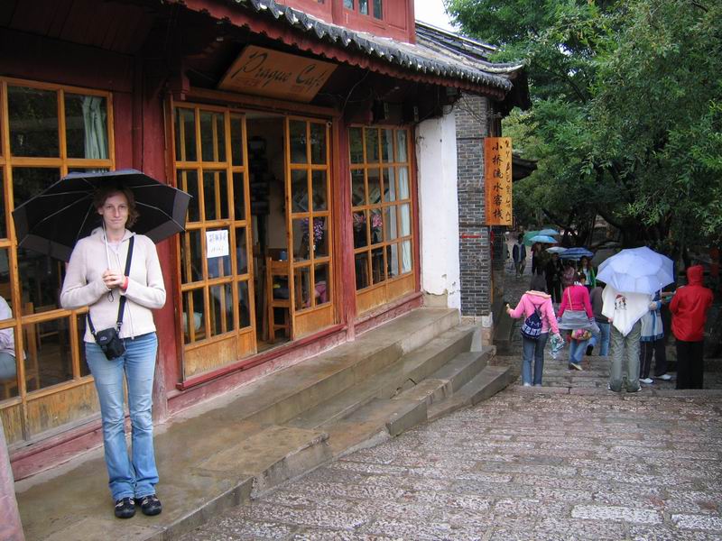 Lijiang - ivoš před Prague Cafe