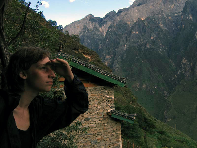 TLG - Half Way GH - ivoš vyhlíží z terasy