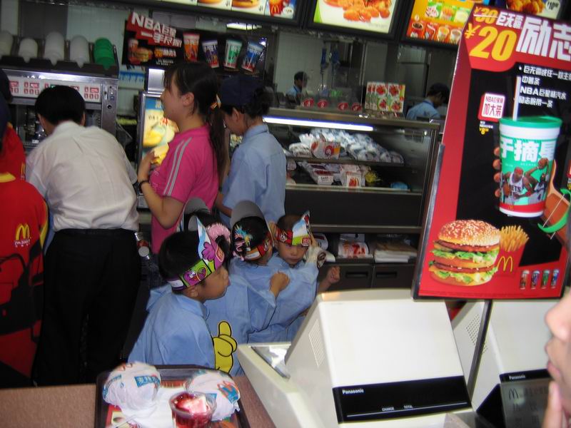 Xian - místní mekáč a birthday party