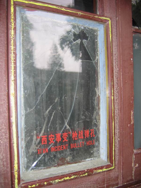 Huaqing Hot Spring Royal Garden - Xianský incident - díra po kulce