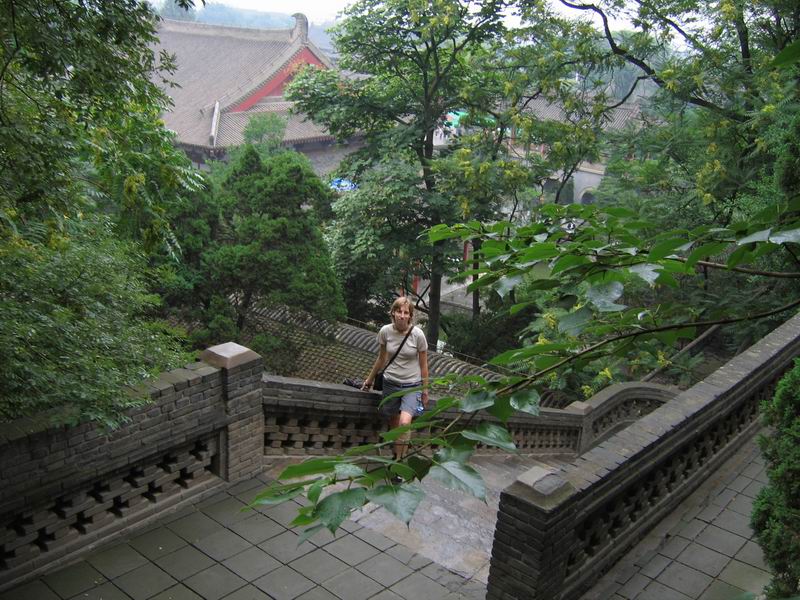 Huaqing Hot Spring Royal Garden - Ivoš šlape do schodů