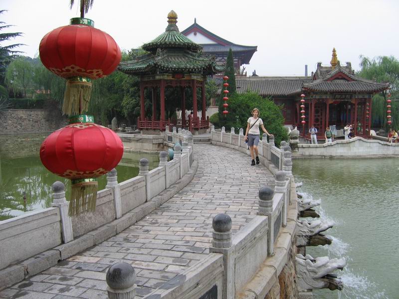 Huaqing Hot Spring Royal Garden - císařovna na procházce