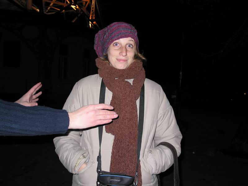 Do němoty spitej kapitán pejsek si chce zadarmo hrábnout na cizí