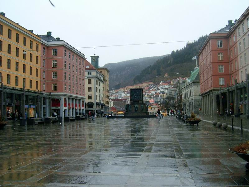 náměstí s pomníkem norským hrdinů