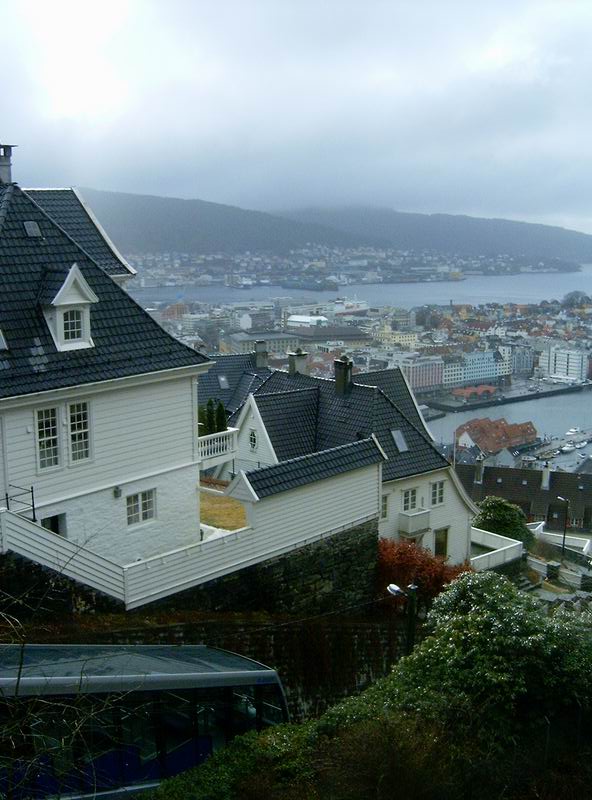 cesta dolů a lanovka, kterou jsme v rámci šetření nejeli