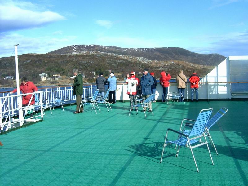 vylézají stále další a další důchodci, naštěstí zima je zahání zpět do tepla, vydrží jen ti nejotrlejší, tedy jenom já