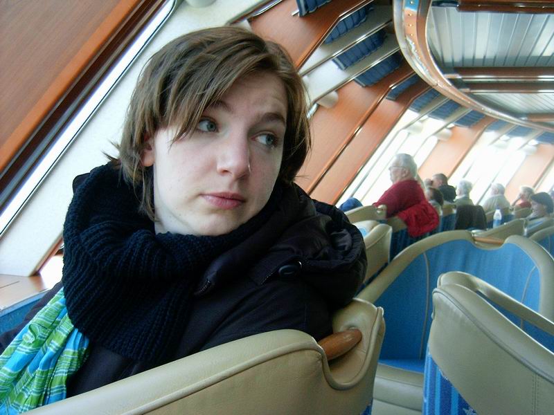 v pozadí řada německých kochajících se důchodců