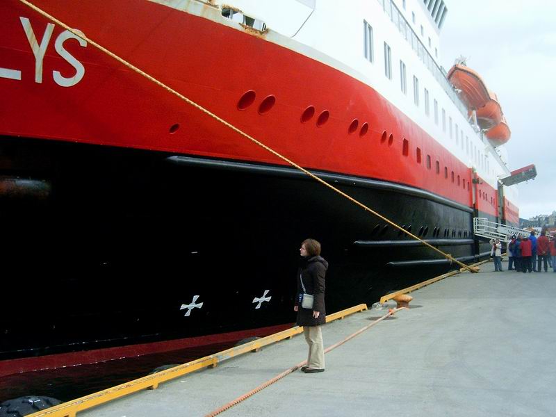 zuzu obdivuje mohutnost našeho plavidla