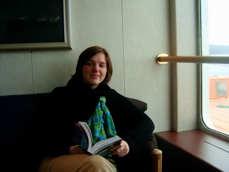 zuzu čte průvodce na sedmé palubě