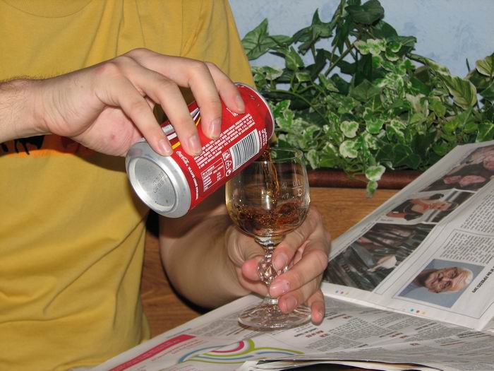 pejsek vypomáhá koláčovi s nalejvánim plechový koly