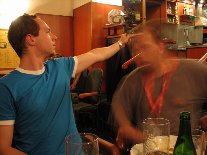 šipka rozhazuje rukama, rupek radši rychle uhejbá