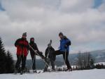 Grupa sjezdařů, červenej jezdí nejlíp a vrba je nejvíc vidět