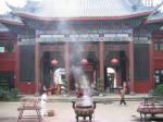 Chengdu - dvůr kláštera s kouřícíma vonnejma tyčinkama